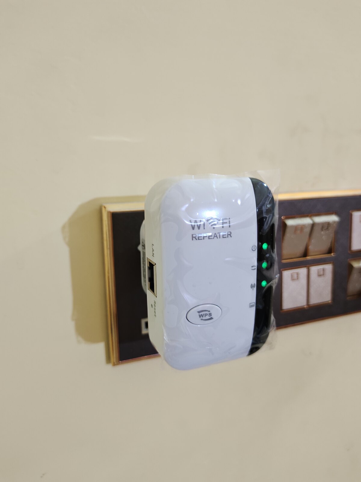 A real plug-in Wi-Fi range extender in a wall outlet